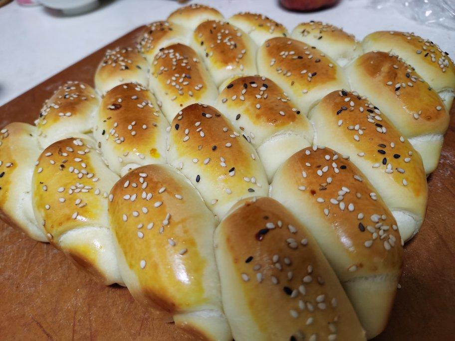 又香又软又拉丝，咬一口奶香十足！超治愈的淡奶油波兰种小餐包