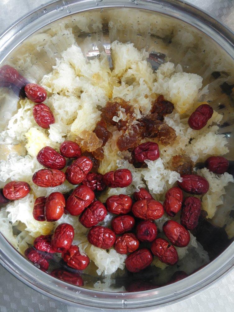 美容润肤 益气补血《桃胶皂角米百合银耳红枣羹》