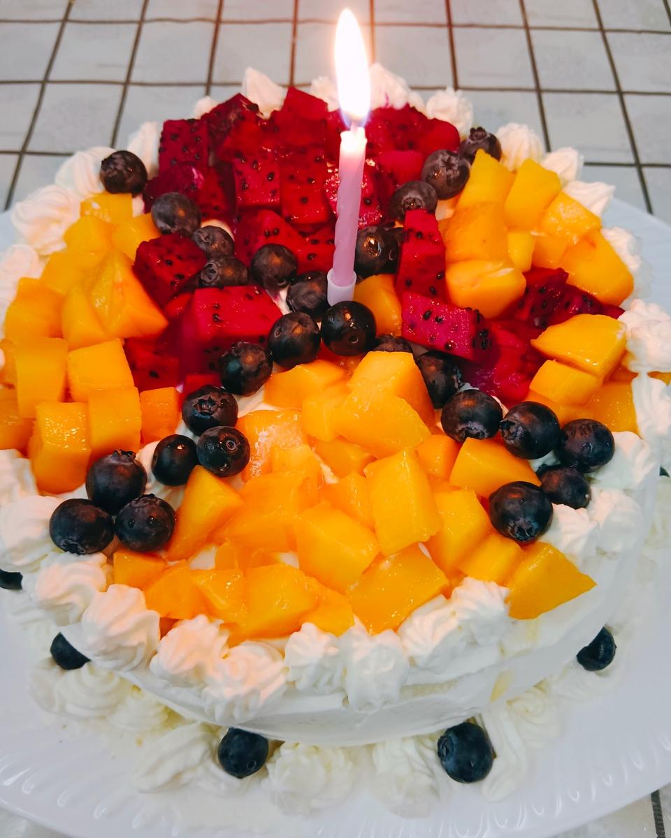 新手必成8寸生日蛋糕（详细多图干货经验分享，解决戚风蛋糕塌陷，奶油饰面涂不好，烤箱温度不好掌握等各种问题）