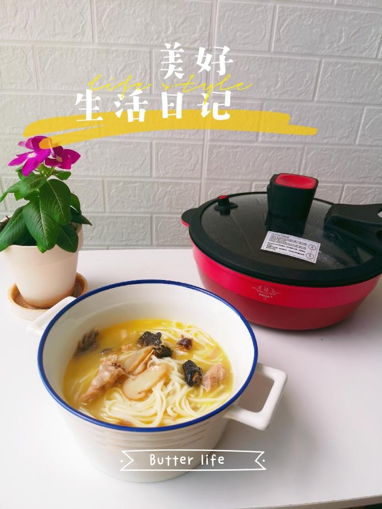 ♨️下一碗方便装🍜松茸炖鸡面的做法