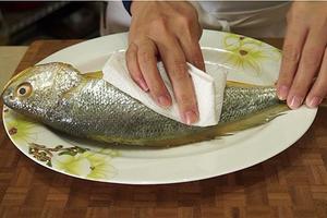 家常烧黄鱼 Yellow sea fish的做法 步骤2