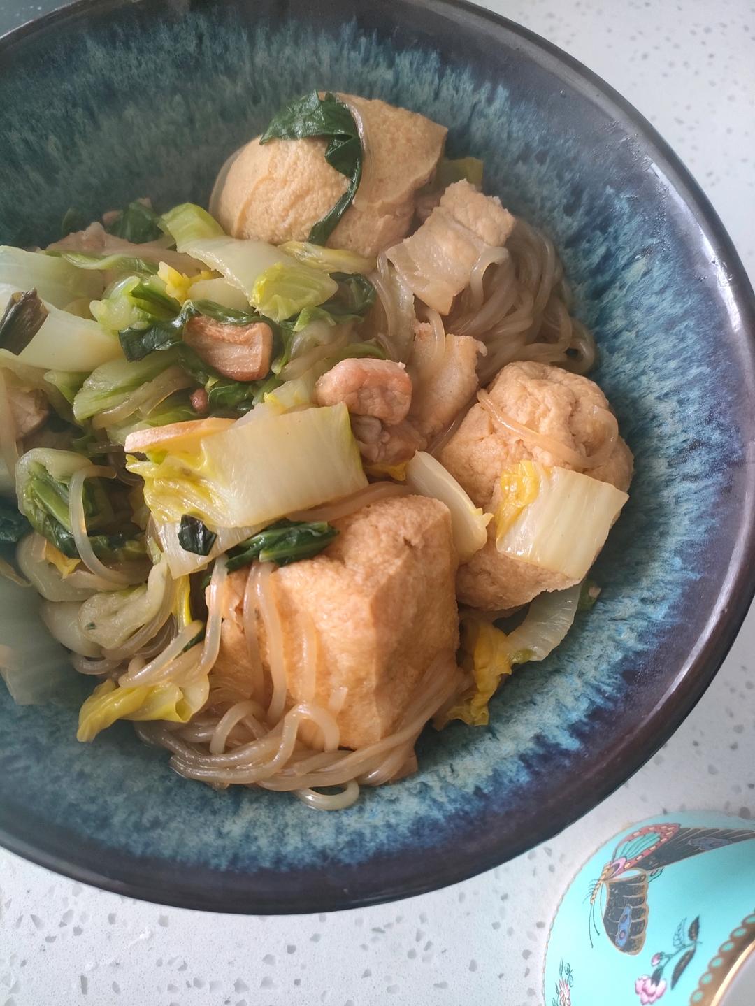 家常白菜炖粉条加豆腐泡