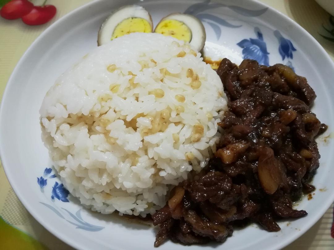 洋葱酥卤肉饭