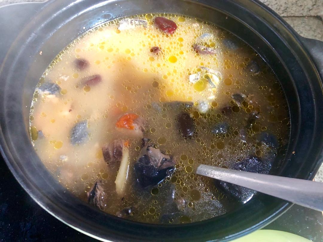 枸杞红枣乌鸡汤