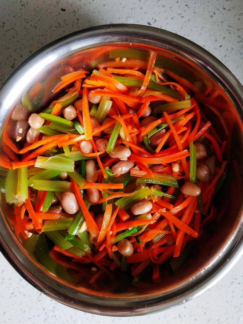 超简单家常版芹菜胡萝卜花生米