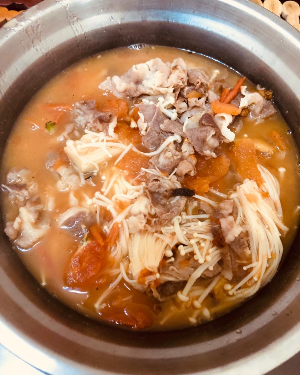 金针菇肥牛番茄锅