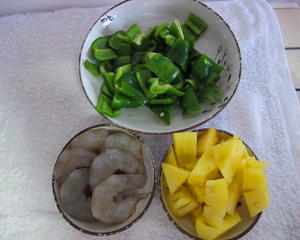 菠萝炒虾仁的做法 步骤2