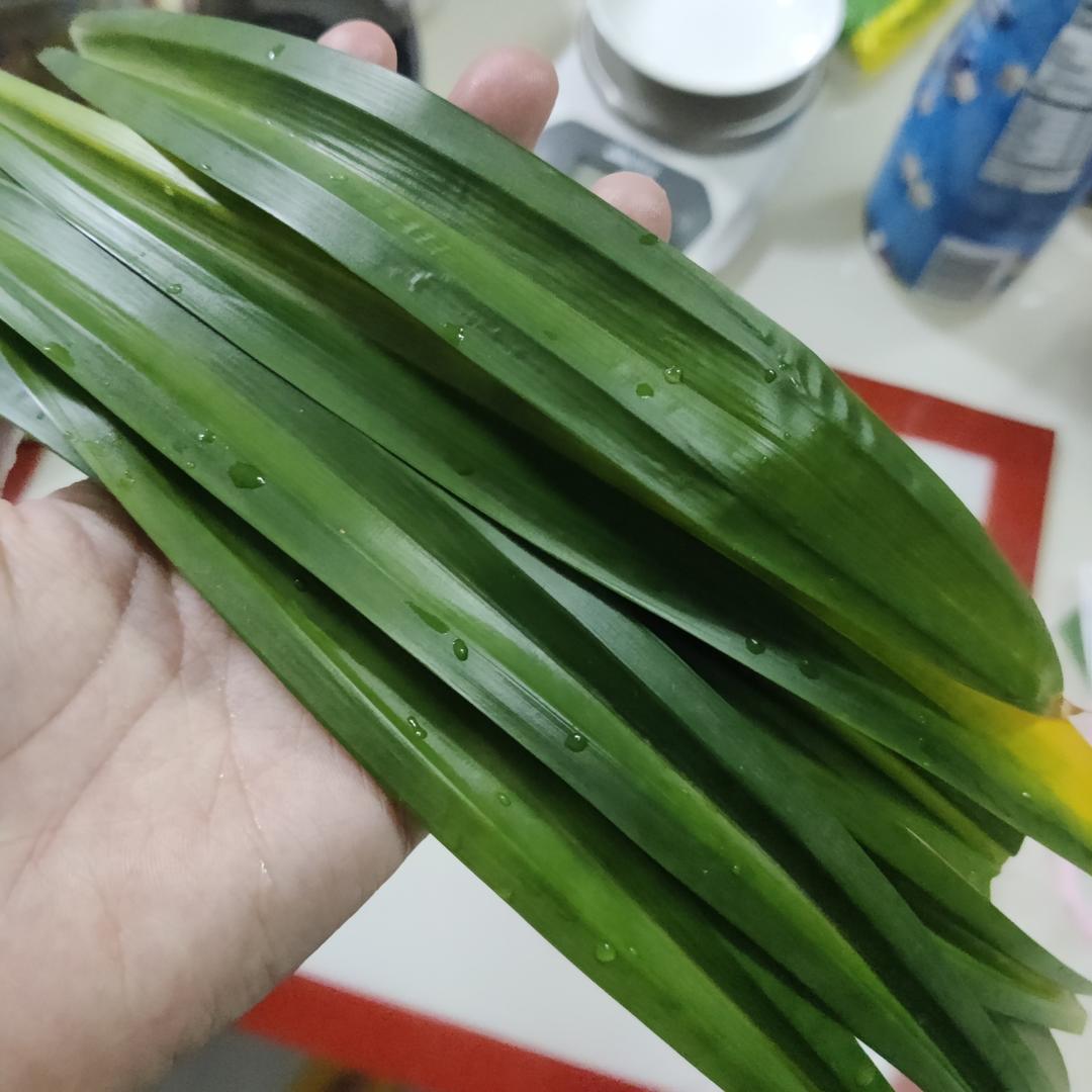 方形小肉粽(斑斓叶)