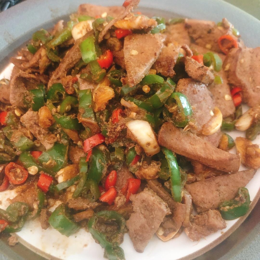 厨师长教你：“小炒猪肝”的家常做法，味道干香很赞，先收藏起来