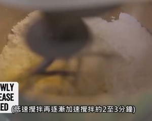 如何制作奶油糖霜（How to make Perfect Buttercream Icing）的做法 步骤3