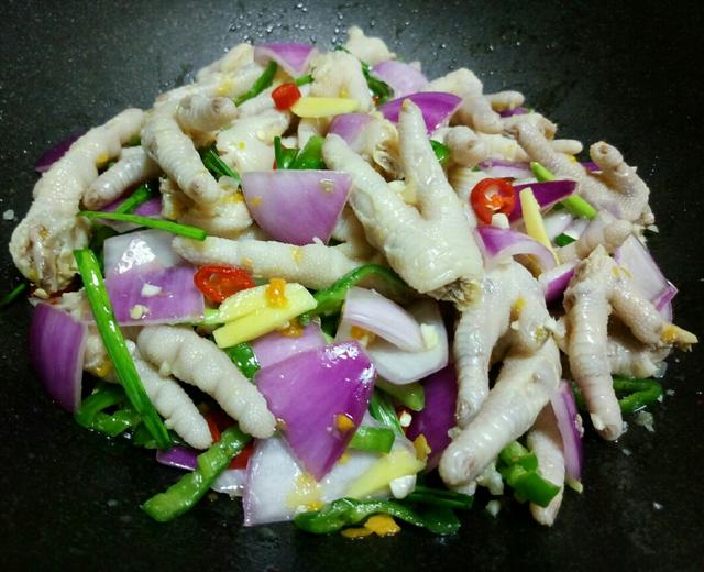 有颜值又兼顾内涵的泰式柠香酸辣凤爪的做法