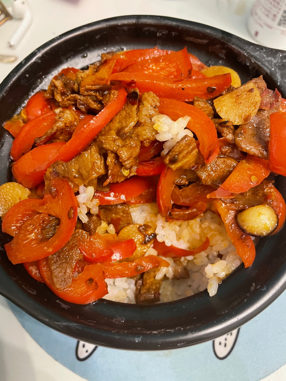 红椒炒肉砂锅饭的做法