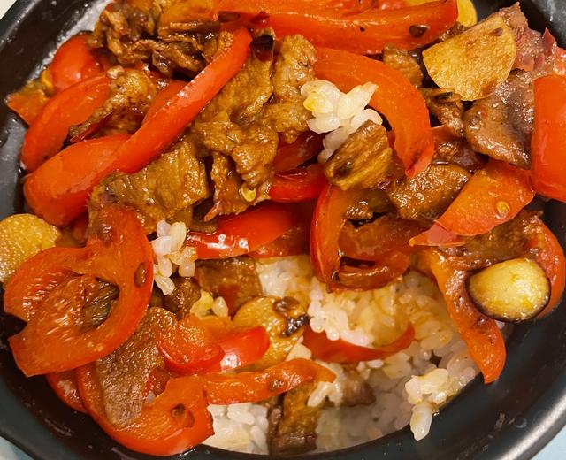 红椒炒肉砂锅饭的做法