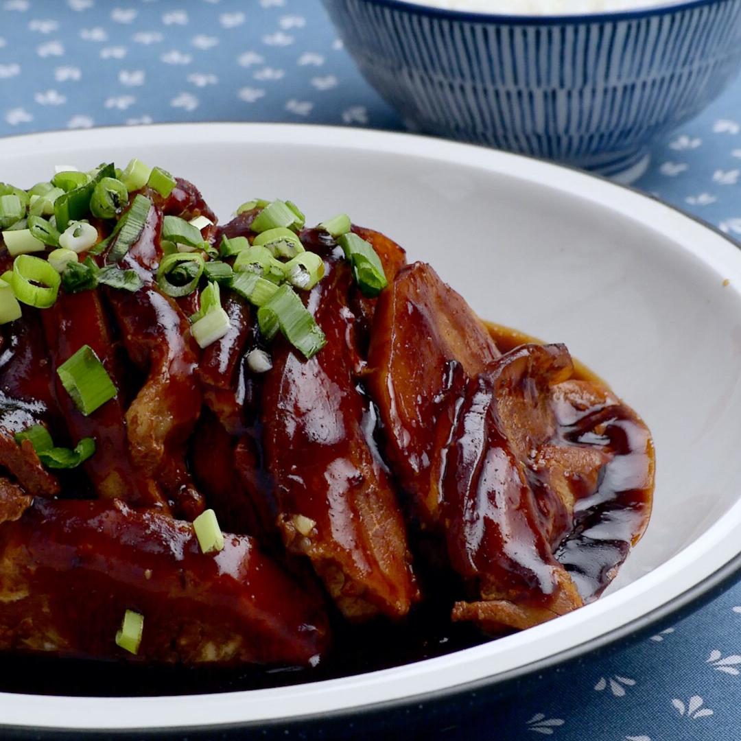 五花肉蒸芋头的做法