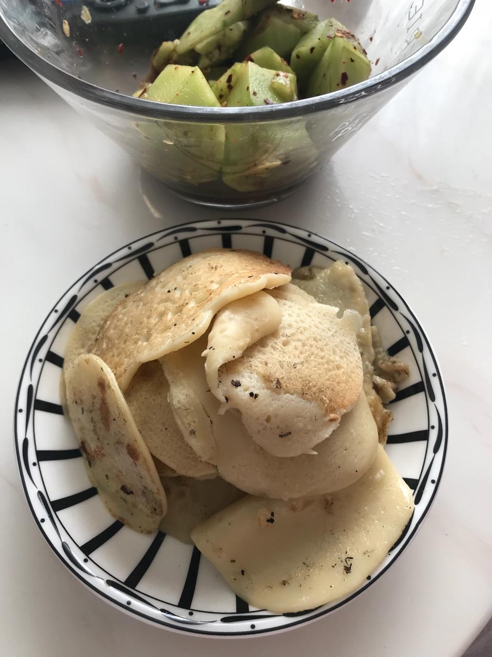 小妞学下厨做的灰面粑粑