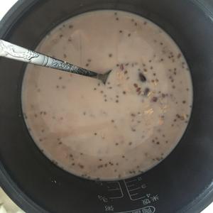 红豆薏仁牛奶麦片粥的做法 步骤4