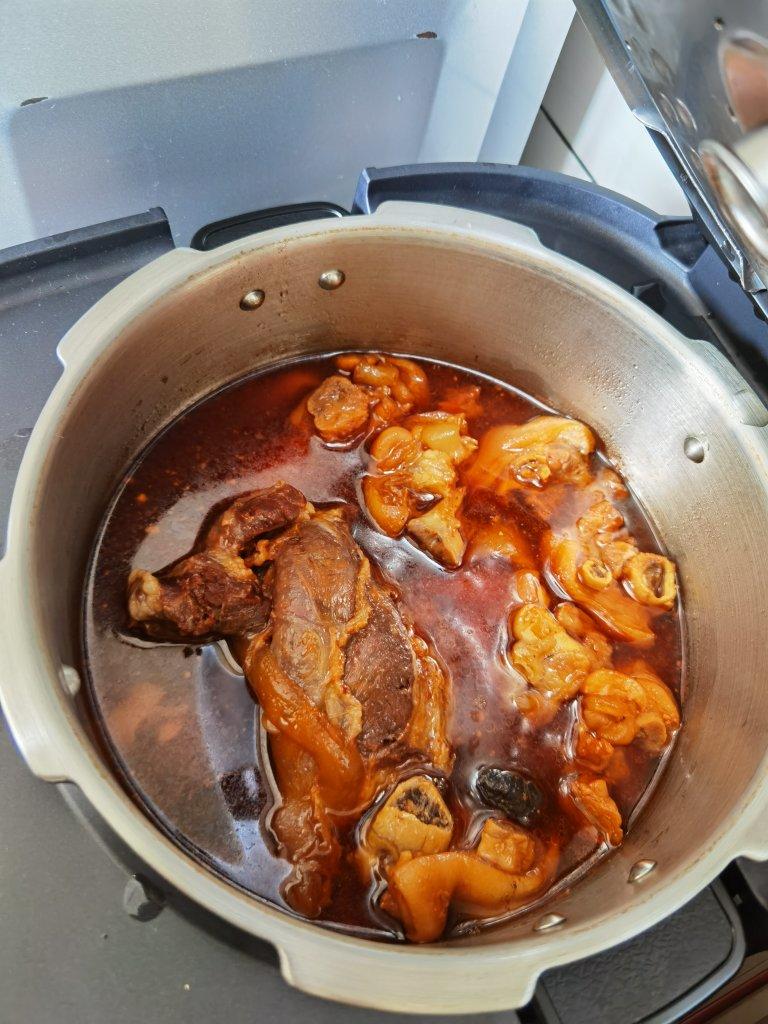 酱香卤猪蹄