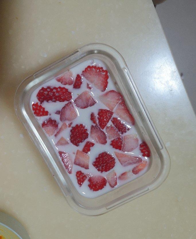 悠悠呦呦1做的一次就能成功的草莓果冻
