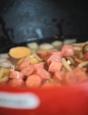 Le creuset酷彩-铸铁锅菜谱#红薯香肠咖哩饭#的做法 步骤2