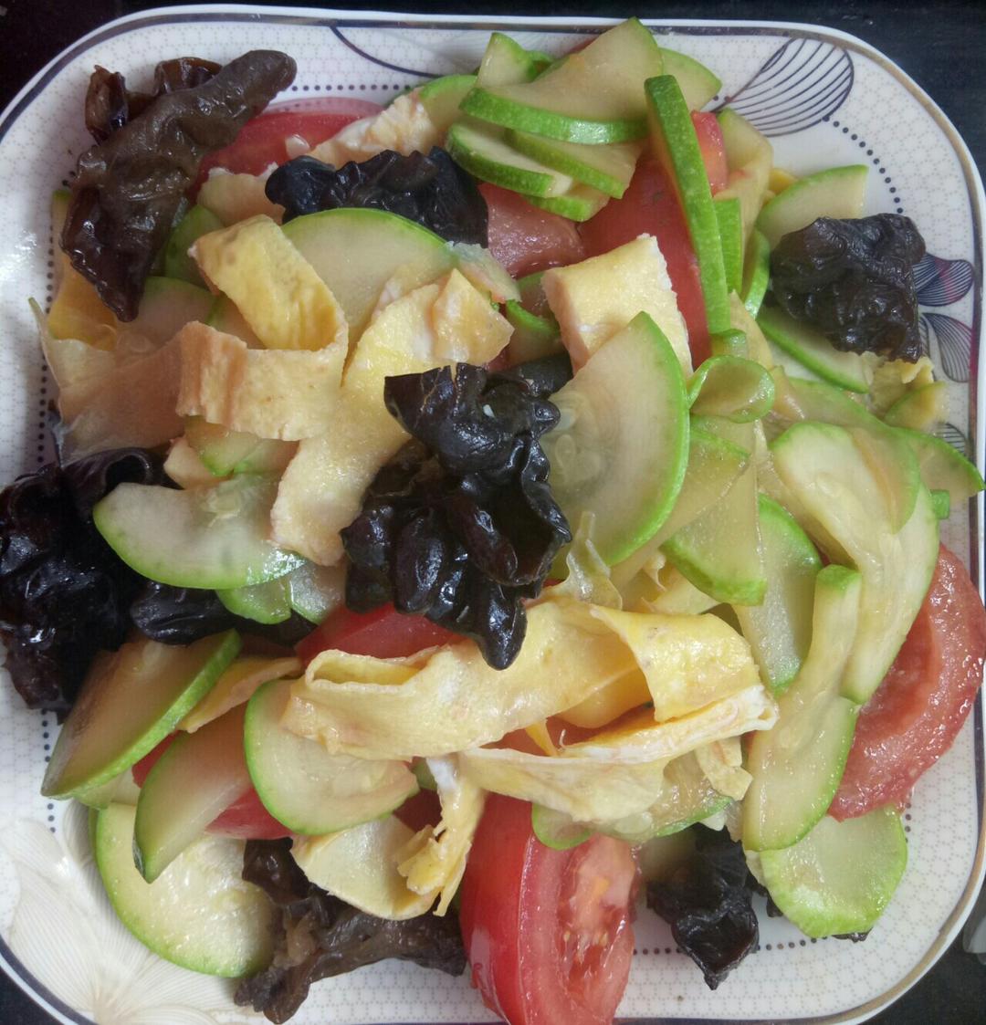 可以吃到撑但热量低的西葫芦木耳炒蛋饼的做法