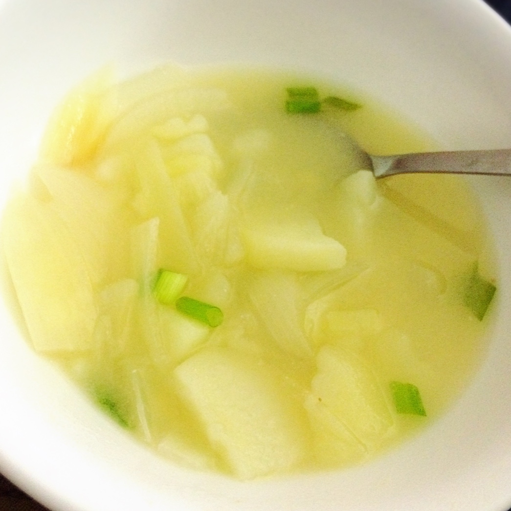 《昨日的美食》之洋葱新马铃薯味噌汤