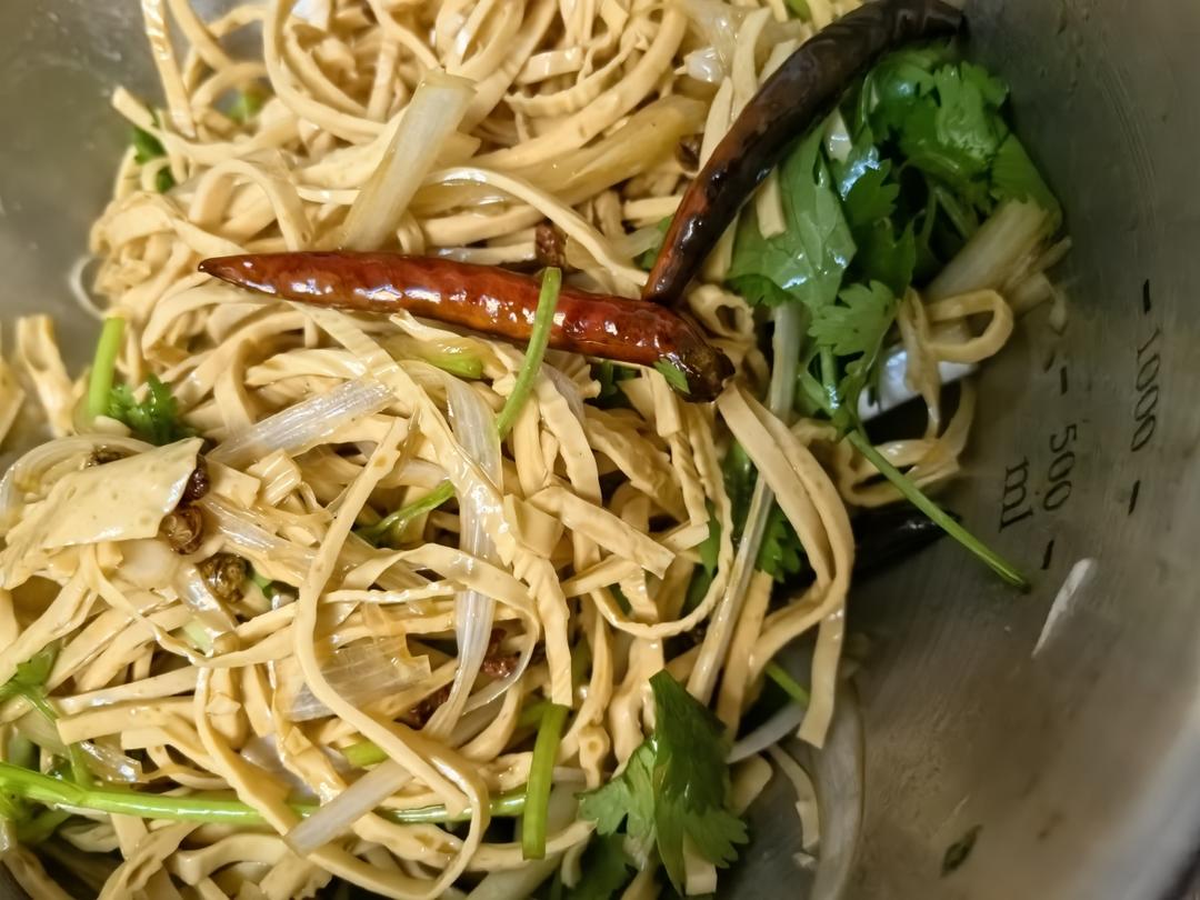 【凉拌豆丝】几分钟做出 一道美味菜肴 ，切一切拌一拌，简单又开胃~