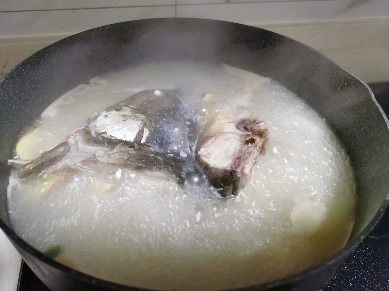 每日一道家常菜-砂锅鱼头豆腐汤的做法 步骤3