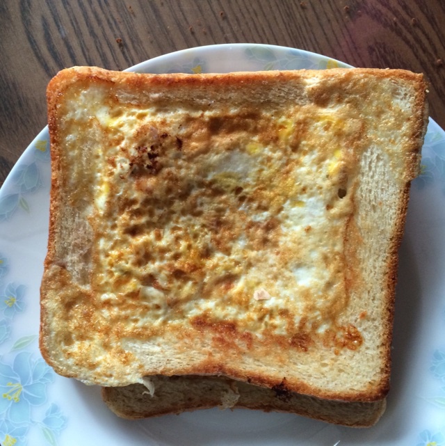 鸡蛋火腿藏在吐司里
