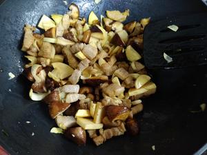 香菇冬笋炖五花肉的做法 步骤7