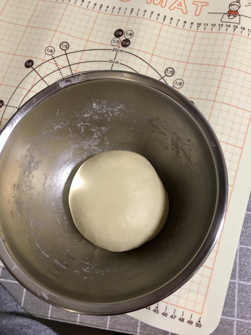 超软的奶香红豆沙面包