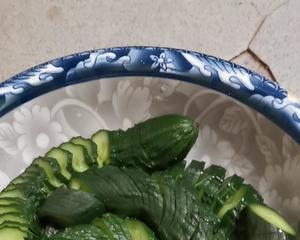 夏季餐桌不可少的凉菜—蓑衣黄瓜的做法 步骤7