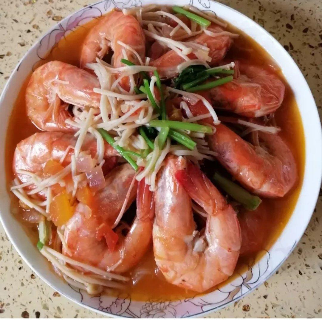 西红柿金针菇鲜蘑大虾汤