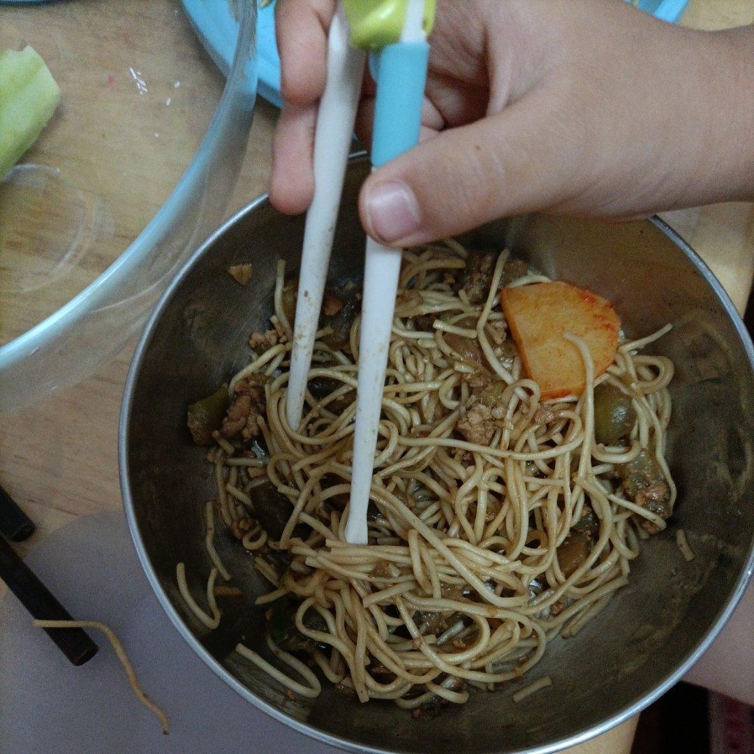 无敌好吃的【鱼香肉沫茄子焖面】，吃完舔盘🍜
