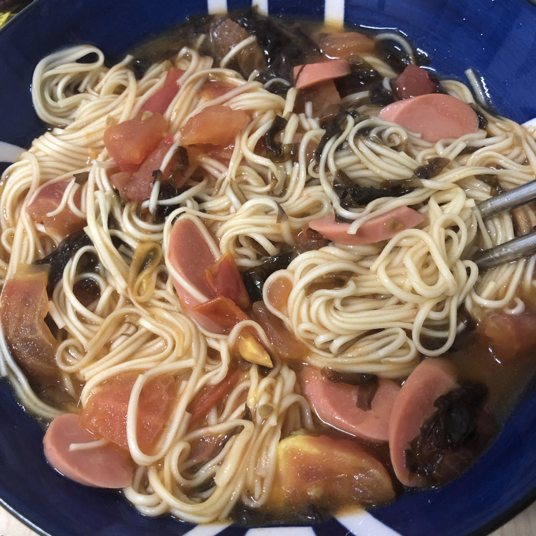 好吃到舔碗‼️酱汁浓郁美味的茄汁火腿焖面