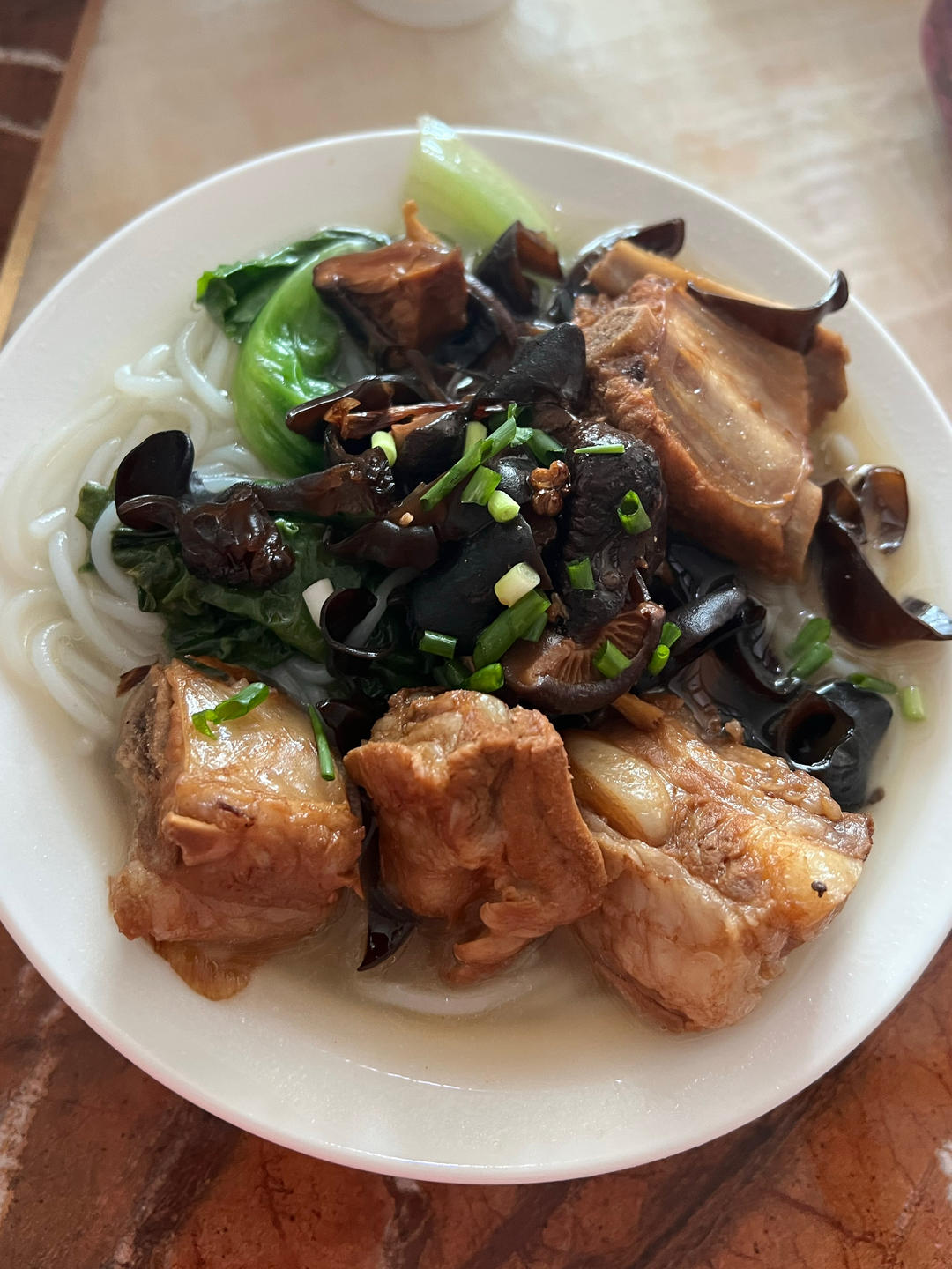 【麻辣排骨米粉】