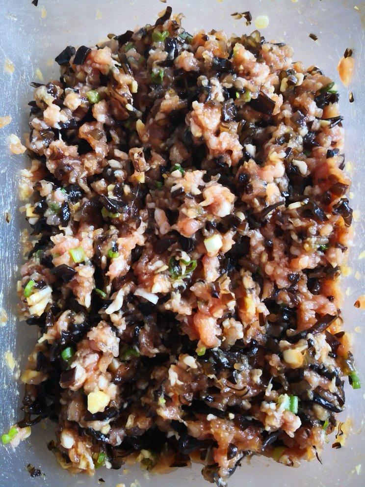 心妈amy手机1228做的胡萝卜鸡蛋香菇木耳素馅饺子