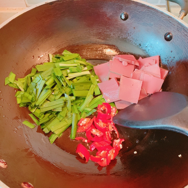 减脂餐/韭菜炒鸭血的做法 步骤4