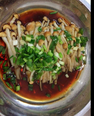 葱油金针菇——10分钟快手菜，你绝对不能错过的美味~