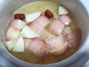 很适合冬天的甜品——苹果银耳红枣汤，酸甜可口，滋补又暖胃的做法 步骤4