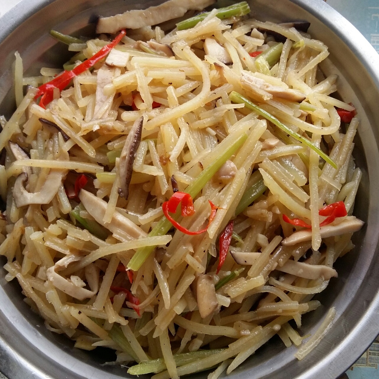 能当主食吃的炒菜丨芹菜土豆丝 · 圆满素食