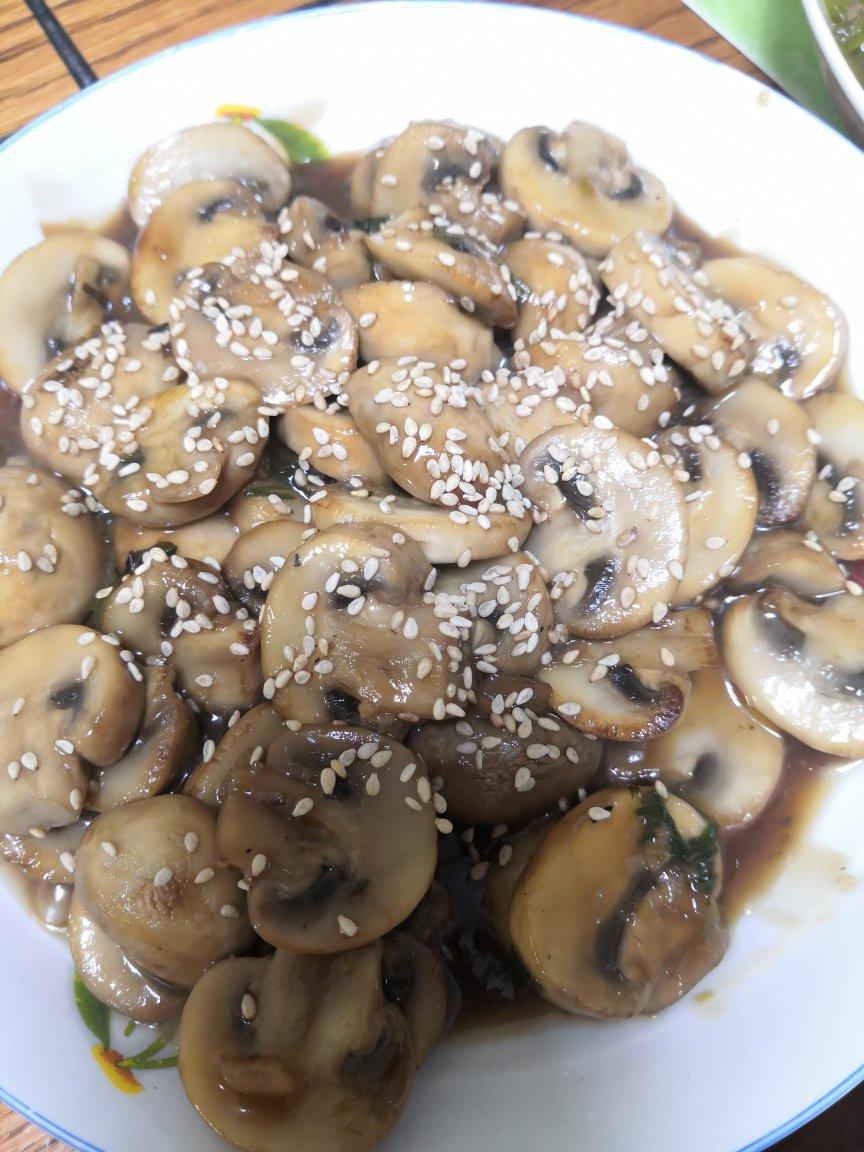 不放味精、盐，有点蒜香味的蚝油口蘑