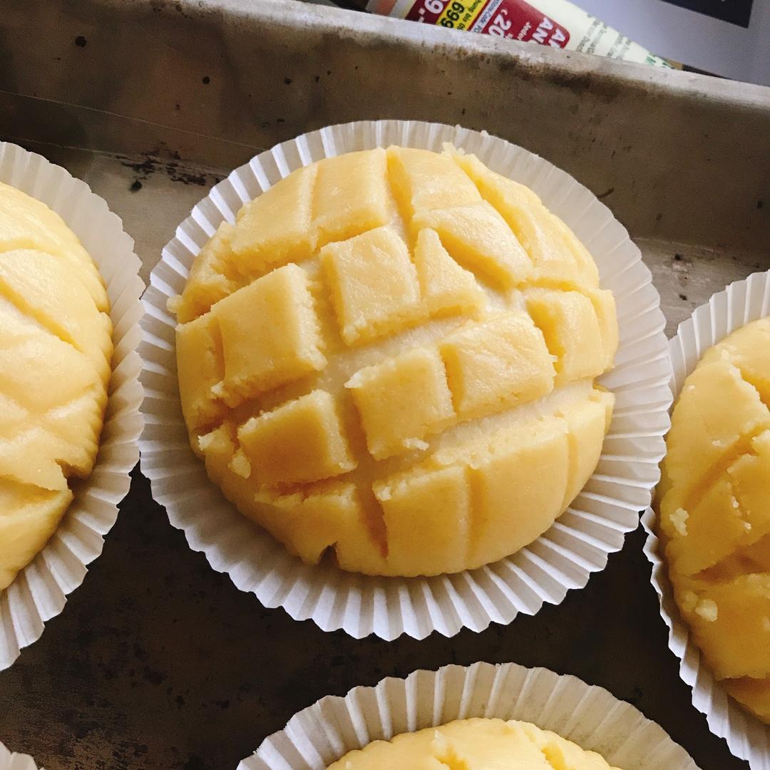 好吃到炸裂的港式菠萝包（附带制作酥皮的小视频）