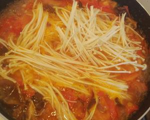 番茄香菇巴沙鱼汤+各种配菜的做法 步骤8