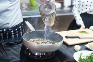 广式腊肉炖饭的做法 步骤5