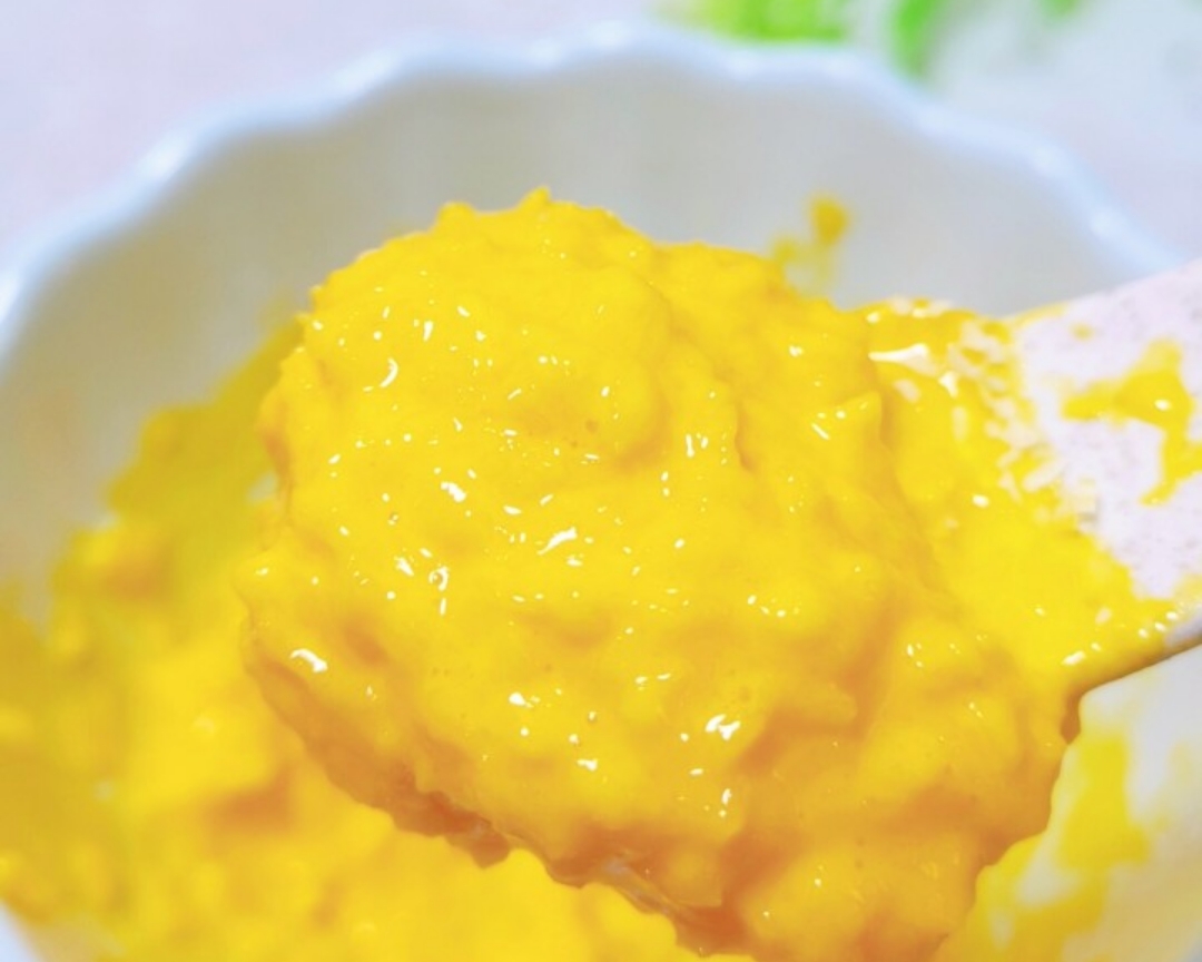 宝宝辅食:米粉蛋黄圈的做法 步骤1