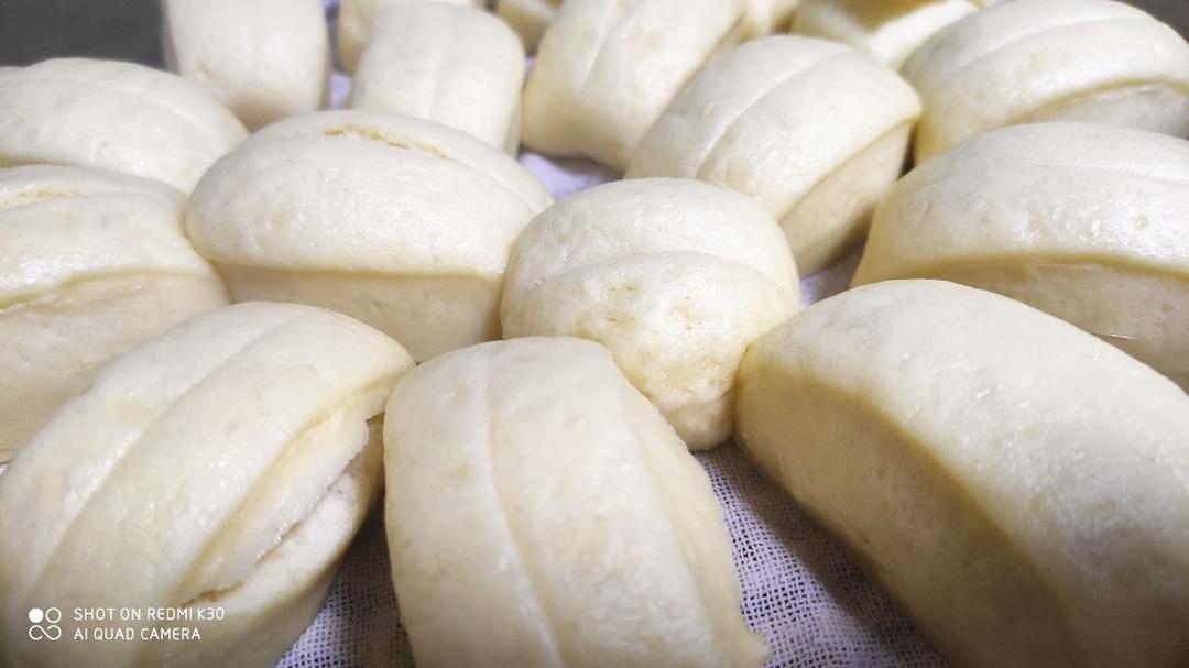 就像有句话所说：成年人的世界里，从来就没有“容易”二字。很多时候，你只能单枪匹马，直面生活的兵荒马乱。