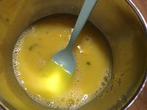 快手酱油鸡蛋火腿肠炒饭的做法 步骤1