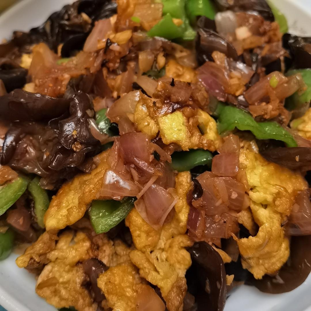 洋葱木耳青椒炒鸡蛋  简单又美味
