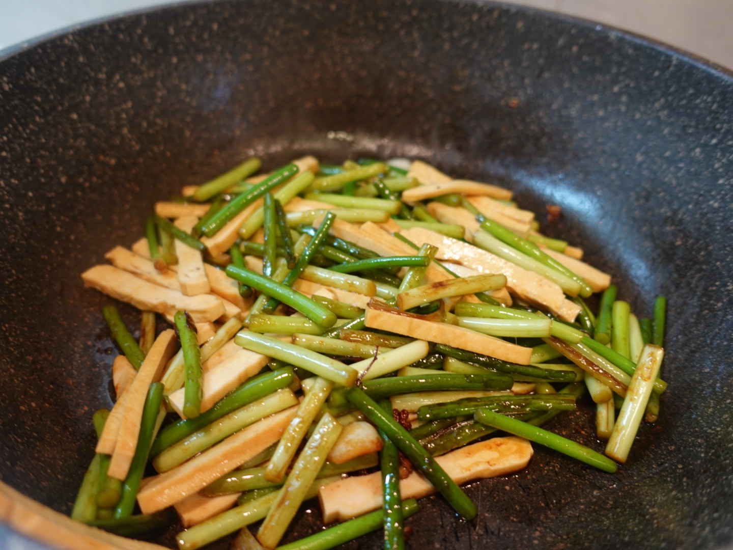 家常菜—蒜苔炒豆干的做法 步骤6
