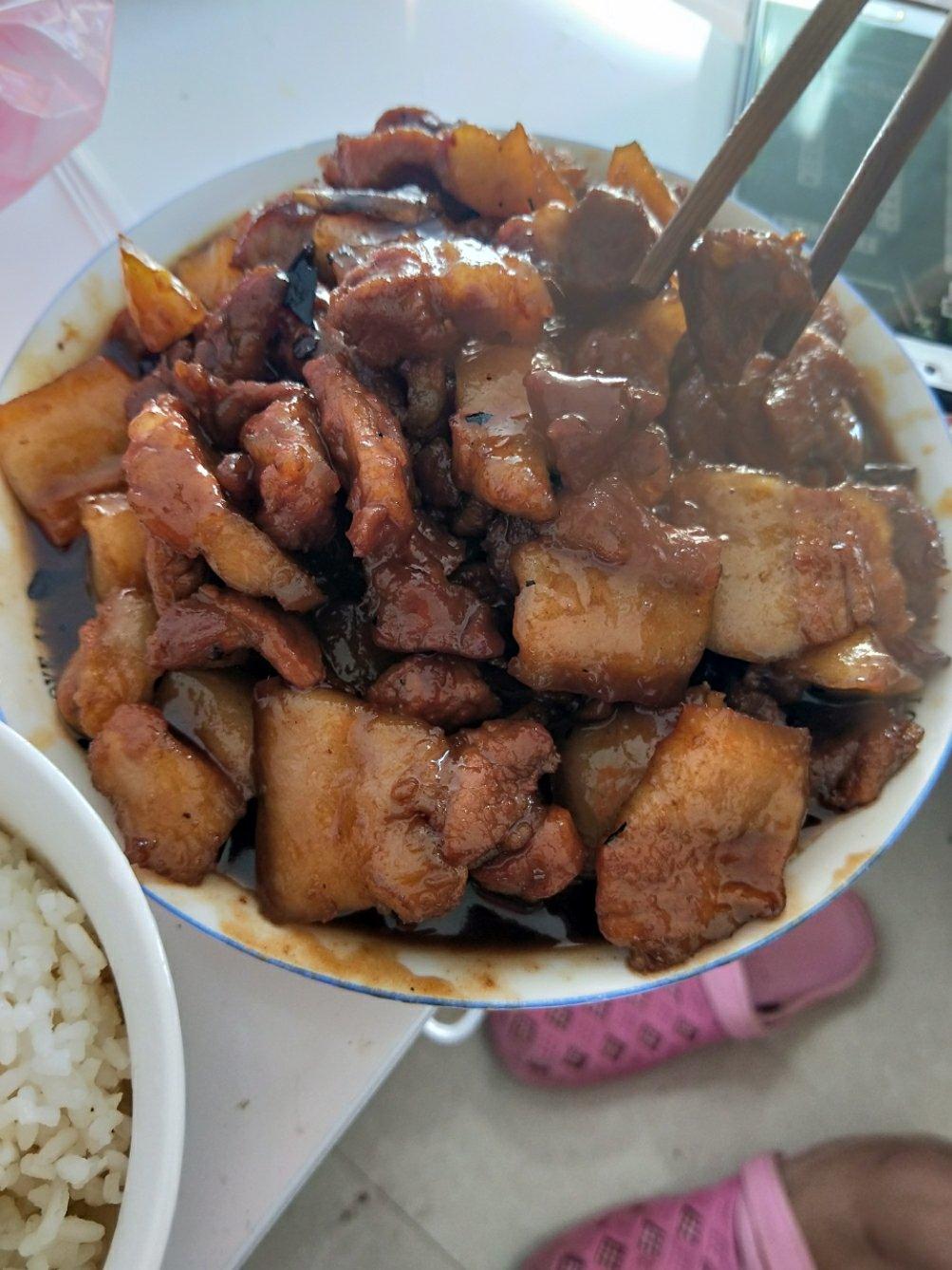 吃着碗里望着锅里的红烧肉